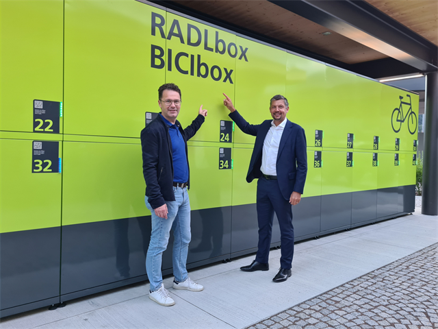 Bürgermeister Roland Grießmair und Landesrat Daniel Alfreider vor den RADLboxen